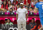 02.05.2026, Fussball Bundesliga 2025/2026, 32.Spieltag, FC Bayern München - 1.FC Heidenheim, in der Allianz-Arena München, Trainer Vincent Kompany (FC Bayern München) nachdenklich 