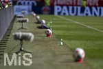 02.05.2026, Fussball Bundesliga 2025/2026, 32.Spieltag, FC Bayern München - 1.FC Heidenheim, in der Allianz-Arena München, Spielball liegt auf dem Hütchen am Spielfeldrand, eine Flasche Wasser gleich daneben für die Spieler. 