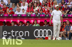 02.05.2026, Fussball Bundesliga 2025/2026, 32.Spieltag, FC Bayern München - 1.FC Heidenheim, in der Allianz-Arena München, Trainer Vincent Kompany (FC Bayern München) nachdenklich, hinten auf der Bank: Josip Stanisic (Bayern München), Jamal Musiala (Bayern München), Aleksandar Pavlovic (Bayern München) , Torwart Manuel Neuer (FC Bayern München), Torwart Sven Ulreich (FC Bayern München) 