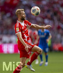 02.05.2026, Fussball Bundesliga 2025/2026, 32.Spieltag, FC Bayern München - 1.FC Heidenheim, in der Allianz-Arena München, Konrad Laimer (FC Bayern München) stoppt den Ball aus der Luft