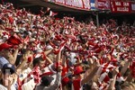 02.05.2026, Fussball Bundesliga 2025/2026, 32.Spieltag, FC Bayern München - 1.FC Heidenheim, in der Allianz-Arena München, Fans Bayern schwenken ihre Schals 