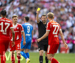 02.05.2026, Fussball Bundesliga 2025/2026, 32.Spieltag, FC Bayern München - 1.FC Heidenheim, in der Allianz-Arena München, Schiedsrichter Frank Willenborg zeigt Konrad Laimer (FC Bayern München) die gelbe Karte 