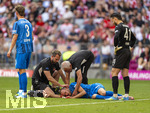 02.05.2026, Fussball Bundesliga 2025/2026, 32.Spieltag, FC Bayern München - 1.FC Heidenheim, in der Allianz-Arena München, nach seinem Zusammenprall mit Torwart Diant Ramaj (re, 1.FC Heidenheim) liegt Jonas Föhrenbach (1. FC Heidenheim 1846) verletzt am Boden und wird vom Teamarzt behandelt, er blutet aus der gebrochenen Nase.