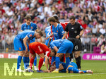 02.05.2026, Fussball Bundesliga 2025/2026, 32.Spieltag, FC Bayern München - 1.FC Heidenheim, in der Allianz-Arena München, nach seinem Zusammenprall mit Torwart Diant Ramaj (mitte, 1.FC Heidenheim) liegt Jonas Föhrenbach (1. FC Heidenheim 1846) verletzt am Boden. Joshua Kimmich (FC Bayern München) kümmert sich um ihn. re: Schiedsrichter Frank Willenborg 