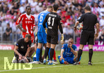 02.05.2026, Fussball Bundesliga 2025/2026, 32.Spieltag, FC Bayern München - 1.FC Heidenheim, in der Allianz-Arena München, nach seinem Zusammenprall mit Torwart Diant Ramaj (mitte, 1.FC Heidenheim) sitzt Jonas Föhrenbach (1. FC Heidenheim 1846) verletzt am Boden und wird vom Teamarzt behandelt, er blutet aus der gebrochenen Nase. 