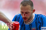 02.05.2026, Fussball Bundesliga 2025/2026, 32.Spieltag, FC Bayern München - 1.FC Heidenheim, in der Allianz-Arena München, nach seinem Zusammenprall mit Torwart Diant Ramaj (FC Heidenheim) muss Jonas Föhrenbach (1. FC Heidenheim 1846) verletzt vom Platz, er blutet aus der gebrochenen Nase. 