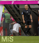 02.05.2026, Fussball Bundesliga 2025/2026, 32.Spieltag, FC Bayern München - 1.FC Heidenheim, in der Allianz-Arena München, Serge Gnabry (FC Bayern München) müht sich die Stufen zur Kabine mit seinen Krücken ab, aufgrund einer Verletzung muss er eine lange Pause machen.