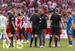 02.05.2026, Fussball Bundesliga 2025/2026, 32.Spieltag, FC Bayern München - 1.FC Heidenheim, in der Allianz-Arena München, Schiedsrichter Frank Willenborg nach dem Spiel im Gespräch mit Trainer Frank Schmidt (1. FC Heidenheim 1846) 