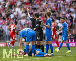 02.05.2026, Fussball Bundesliga 2025/2026, 32.Spieltag, FC Bayern München - 1.FC Heidenheim, in der Allianz-Arena München, nach seinem Zusammenprall mit Torwart Diant Ramaj (mitte, 1.FC Heidenheim) liegt Jonas Föhrenbach (1. FC Heidenheim 1846) verletzt am Boden. 