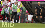 02.05.2026, Fussball Bundesliga 2025/2026, 32.Spieltag, FC Bayern München - 1.FC Heidenheim, in der Allianz-Arena München, Serge Gnabry (FC Bayern München) müht sich die Stufen zur Kabine mit seinen Krücken ab, aufgrund einer Verletzung muss er eine lange Pause machen.
