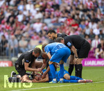 02.05.2026, Fussball Bundesliga 2025/2026, 32.Spieltag, FC Bayern München - 1.FC Heidenheim, in der Allianz-Arena München, nach seinem Zusammenprall mit Torwart Diant Ramaj (1.FC Heidenheim) liegt Jonas Föhrenbach (1. FC Heidenheim 1846) verletzt am Boden und wird vom teamarzt behandelt, er blutet aus der gebrochenen Nase.