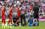 02.05.2026, Fussball Bundesliga 2025/2026, 32.Spieltag, FC Bayern München - 1.FC Heidenheim, in der Allianz-Arena München, nach seinem Zusammenprall mit Torwart Diant Ramaj (re, 1.FC Heidenheim) liegt Jonas Föhrenbach (1. FC Heidenheim 1846) verletzt am Boden und wird vom Teamarzt behandelt, er blutet aus der gebrochenen Nase.