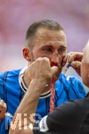 02.05.2026, Fussball Bundesliga 2025/2026, 32.Spieltag, FC Bayern München - 1.FC Heidenheim, in der Allianz-Arena München, nach seinem Zusammenprall mit Torwart Diant Ramaj (FC Heidenheim) muss Jonas Föhrenbach (1. FC Heidenheim 1846) verletzt vom Platz, er blutet aus der gebrochenen Nase. Mit einer Mullbinde wird das Blut aus der Nase geholt.