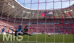 02.05.2026, Fussball Bundesliga 2025/2026, 32.Spieltag, FC Bayern München - 1.FC Heidenheim, in der Allianz-Arena München, Torwart Diant Ramaj (1.FC Heidenheim) im Hechtsprung