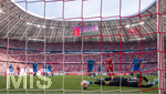 02.05.2026, Fussball Bundesliga 2025/2026, 32.Spieltag, FC Bayern München - 1.FC Heidenheim, in der Allianz-Arena München, Das entscheidende Tor zum 3:3.Ausgleich von Michael Olise (li, FC Bayern München), der Ball prallt vom Pfosten an das Bein von Torwart Diant Ramaj (re, 1.FC Heidenheim) und geht ins Tor. re: Marnon Busch (1. FC Heidenheim 1846) li: Patrick Mainka (1.FC Heidenheim) und Min-jae Kim (Bayern München, Minjae Kim)  

