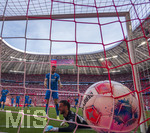 02.05.2026, Fussball Bundesliga 2025/2026, 32.Spieltag, FC Bayern München - 1.FC Heidenheim, in der Allianz-Arena München, Das entscheidende Tor zum 3:3.Ausgleich von Michael Olise (nicht im Bild, FC Bayern München), der Ball prallt vom Pfosten an das Bein von Torwart Diant Ramaj (re, 1.FC Heidenheim) und geht ins Tor. re: Marnon Busch (1. FC Heidenheim 1846), Marnon Busch (1. FC Heidenheim 1846) frustriert.

