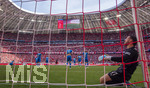 02.05.2026, Fussball Bundesliga 2025/2026, 32.Spieltag, FC Bayern München - 1.FC Heidenheim, in der Allianz-Arena München, Nach dem späten Tor zum 3:3 Ausgleich von Michael Olise (nicht im Bild, FC Bayern München), der Ball prallt vom Pfosten an das Bein von Torwart Diant Ramaj (re, 1.FC Heidenheim) und geht ins Tor. Marnon Busch (1. FC Heidenheim 1846) und Patrick Mainka (1.FC Heidenheim) frustriert.

