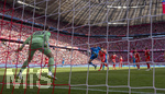02.05.2026, Fussball Bundesliga 2025/2026, 32.Spieltag, FC Bayern München - 1.FC Heidenheim, in der Allianz-Arena München, Torschuss zum 0:1 von Budu Zivzivadze (mitte, 1. FC Heidenheim) gegen Torwart Jonas Urbig (li, FC Bayern München)