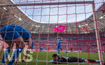 02.05.2026, Fussball Bundesliga 2025/2026, 32.Spieltag, FC Bayern München - 1.FC Heidenheim, in der Allianz-Arena München, Das entscheidende Tor zum 3:3.Ausgleich von Michael Olise (nicht im Bild, FC Bayern München), der Ball prallt vom Pfosten an das Bein von Torwart Diant Ramaj (re, 1.FC Heidenheim) und geht ins Tor. re: Marnon Busch (1. FC Heidenheim 1846), Marnon Busch (1. FC Heidenheim 1846) frustriert.

