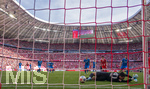 02.05.2026, Fussball Bundesliga 2025/2026, 32.Spieltag, FC Bayern München - 1.FC Heidenheim, in der Allianz-Arena München, Das entscheidende Tor zum 3:3.Ausgleich von Michael Olise (li, FC Bayern München), der Ball prallt vom Pfosten an das Bein von Torwart Diant Ramaj (re, 1.FC Heidenheim) und geht ins Tor. re: Marnon Busch (1. FC Heidenheim 1846) li: Patrick Mainka (1.FC Heidenheim) und Min-jae Kim (Bayern München, Minjae Kim)  

