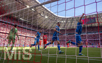 02.05.2026, Fussball Bundesliga 2025/2026, 32.Spieltag, FC Bayern München - 1.FC Heidenheim, in der Allianz-Arena München, Torjubel zum 0:1 von Budu Zivzivadze (re, 1. FC Heidenheim) gegen Torwart Jonas Urbig (li, FC Bayern München)
