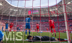 02.05.2026, Fussball Bundesliga 2025/2026, 32.Spieltag, FC Bayern München - 1.FC Heidenheim, in der Allianz-Arena München, Das entscheidende Tor zum 3:3.Ausgleich von Michael Olise (nicht im Bild, FC Bayern München), der Ball prallt vom Pfosten an das Bein von Torwart Diant Ramaj (re, 1.FC Heidenheim) und geht ins Tor. re: Marnon Busch (1. FC Heidenheim 1846), Marnon Busch (1. FC Heidenheim 1846) frustriert.

