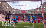 02.05.2026, Fussball Bundesliga 2025/2026, 32.Spieltag, FC Bayern München - 1.FC Heidenheim, in der Allianz-Arena München, v.li: Torwart Diant Ramaj (1.FC Heidenheim), Hennes Behrens (1.FC Heidenheim), Adrian Beck (1. FC Heidenheim 1846), Torwart Jonas Urbig (FC Bayern München), Mikkel Kaufmann (1. FC Heidenheim 1846) 