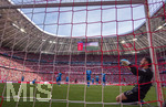 02.05.2026, Fussball Bundesliga 2025/2026, 32.Spieltag, FC Bayern München - 1.FC Heidenheim, in der Allianz-Arena München, Nach dem späten Tor zum 3:3 Ausgleich von Michael Olise (nicht im Bild, FC Bayern München), der Ball prallt vom Pfosten an das Bein von Torwart Diant Ramaj (re, 1.FC Heidenheim) und geht ins Tor. Marnon Busch (1. FC Heidenheim 1846) und Patrick Mainka (1.FC Heidenheim) frustriert.

