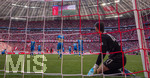 02.05.2026, Fussball Bundesliga 2025/2026, 32.Spieltag, FC Bayern München - 1.FC Heidenheim, in der Allianz-Arena München, Nach dem späten Tor zum 3:3 Ausgleich von Michael Olise (nicht im Bild, FC Bayern München), der Ball prallt vom Pfosten an das Bein von Torwart Diant Ramaj (re, 1.FC Heidenheim) und geht ins Tor. Marnon Busch (1. FC Heidenheim 1846) und Patrick Mainka (1.FC Heidenheim) frustriert.

