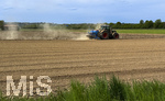 05.05.2026, Mindelheim im Unterallgäu, Ein Landwirt beim Eggen seines staubtrockenen Ackers. Durch die Trockenheit zieht er eine große Staubwolke hinter sich her.   