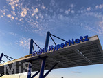 04.05.2026,  Erkheim in Bayern, Der Energieversorger EnBW hat hier einen Ladepark für E-Autos an der Autobahn A96 installiert. An modernen Schnell-Ladesäulen können hier E-Autos ihren Akku aufladen. Die Stalls sind 150 KW oder 300KW Schnellader, HPC Hypercharger. Auf der Überdachung wurden Photovoltaik-Module zur Stromgewinnung angebracht, und den Firmennamen EnBW HyperNetz.