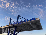 04.05.2026,  Erkheim in Bayern, Der Energieversorger EnBW hat hier einen Ladepark für E-Autos an der Autobahn A96 installiert. An modernen Schnell-Ladesäulen können hier E-Autos ihren Akku aufladen. Die Stalls sind 150 KW oder 300KW Schnellader, HPC Hypercharger. Auf der Überdachung wurden Photovoltaik-Module zur Stromgewinnung angebracht, und den Firmennamen EnBW HyperNetz.
