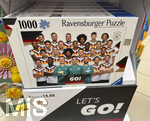 04.05.2026, Fussball Deutsche Nationalmannschaft und WM 2026 in den USA,  RAVENSBURGER Puzzle bietet in Lizenz des DFB Memory, 3D-Puzzle und 300- und 1000-Teile Puzzle an. Auf den Produkten zu sehen: Joshua Kimmich (Deutschland), David Raum (Deutschland), Josha Vagnoman (Deutschland), Jonathan Tah (Deutschland), Nathaniel Brown (Deutschland), Nick Woltemade (Deutschland), Leon Goretzka (Deutschland), Florian Wirtz (Deutschland), Malick Thiaw (Deutschland), Deniz Undav (Deutschland), Antonio Rüdiger (Deutschland), Chris Führich (Deutschland), Leroy Sane (Deutschland), Serge Gnabry (Deutschland), Kai Hawertz (Deutschland), Torwart Oliver Baumann (Deutschland), Waldemar Anton (Deutschland), Pascal Groß (Deutschland), Kai Hawertz (Deutschland), Kevin Schade (Deutschland), Torwart Alexander Nübel (Deutschland), Nico Schlotterbeck (Deutschland), Torwart Finn Dahmen (Deutschland), Anton Stach (Deutschland), 