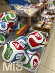 04.05.2026, Fussball Deutsche Nationalmannschaft und WM 2026 in den USA,  In einem Supermarkt in Bad Wörishofen werden Fanutensilien, Spielbälle, Schwarz-Rot-Goldene Servietten, Luftschlangen, Flaggen und Gesichtsfarben zum Schmücken für die WM 2026 angeboten.