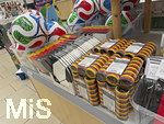 04.05.2026, Fussball Deutsche Nationalmannschaft und WM 2026 in den USA,  In einem Supermarkt in Bad Wörishofen werden Fanutensilien, Spielbälle, Schwarz-Rot-Goldene Servietten, Luftschlangen, Flaggen und Gesichtsfarben zum Schmücken für die WM 2026 angeboten.