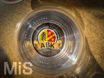 05.05.2026, Der Moorsee Elbsee bei Aitrang im Allgäu, Restaurant Elbsee, am Tisch steht ein leeres Bierglas, am Boden sieht man das Logo der Brauerei Aktienbrauerei Kaufbeuren, das suf dem Bierfilz prangt.