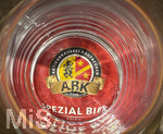 05.05.2026, Der Moorsee Elbsee bei Aitrang im Allgäu, Restaurant Elbsee, am Tisch steht ein leeres Bierglas, am Boden sieht man das Logo der Brauerei Aktienbrauerei Kaufbeuren, das suf dem Bierfilz prangt.