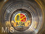 05.05.2026, Der Moorsee Elbsee bei Aitrang im Allgäu, Restaurant Elbsee, am Tisch steht ein leeres Bierglas, am Boden sieht man das Logo der Brauerei Aktienbrauerei Kaufbeuren, das suf dem Bierfilz prangt.