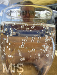 05.05.2026, Der Moorsee Elbsee bei Aitrang im Allgäu, Restaurant Elbsee, am Tisch steht ein sprudelndes Glas Wasser, die Kohlensäure ist mit den Blasen an der Glaswand sichtbar.