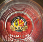 05.05.2026, Der Moorsee Elbsee bei Aitrang im Allgäu, Restaurant Elbsee, am Tisch steht ein leeres Bierglas, am Boden sieht man das Logo der Brauerei Aktienbrauerei Kaufbeuren, das suf dem Bierfilz prangt.