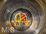 05.05.2026, Der Moorsee Elbsee bei Aitrang im Allgäu, Restaurant Elbsee, am Tisch steht ein leeres Bierglas, am Boden sieht man das Logo der Brauerei Aktienbrauerei Kaufbeuren, das suf dem Bierfilz prangt.