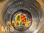 05.05.2026, Der Moorsee Elbsee bei Aitrang im Allgäu, Restaurant Elbsee, am Tisch steht ein leeres Bierglas, am Boden sieht man das Logo der Brauerei Aktienbrauerei Kaufbeuren, das suf dem Bierfilz prangt.