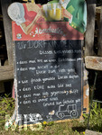 05.05.2026, Der Moorsee Elbsee bei Aitrang im Allgäu, Restaurant Seealp, Tafel mit Inschrift für alles, was Dorfkinder noch wissen. Kühe sind nicht Lila, Gegenseitige Hilfe, Gründe zum Lächeln gibt es immer, und andere.