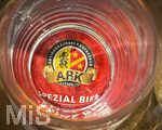 05.05.2026, Der Moorsee Elbsee bei Aitrang im Allgäu, Restaurant Elbsee, am Tisch steht ein leeres Bierglas, am Boden sieht man das Logo der Brauerei Aktienbrauerei Kaufbeuren, das suf dem Bierfilz prangt.