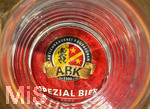05.05.2026, Der Moorsee Elbsee bei Aitrang im Allgäu, Restaurant Elbsee, am Tisch steht ein leeres Bierglas, am Boden sieht man das Logo der Brauerei Aktienbrauerei Kaufbeuren, das suf dem Bierfilz prangt.