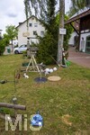 06.05.2026, Freinacht-Streiche in Bad Wörishofen (Unterallgäu), am Maibaum am Guggerhaus haben sich etliche Utensilien aus der ganzen Nachbarschaft versammelt, den unbekannte in der Freinacht verzogen haben. Eine süddeutsche Tradition in der Nacht vom 30.4. auf 1.Mai, Jugendliche treiben Schabernack und verstecken Gegenstände. Hier sind es Besen, Giesskanne, Strassenpfosten, Vogelhäuschen, Gartentisch und anderes.