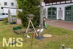 06.05.2026, Freinacht-Streiche in Bad Wörishofen (Unterallgäu), am Maibaum am Guggerhaus haben sich etliche Utensilien aus der ganzen Nachbarschaft versammelt, den unbekannte in der Freinacht verzogen haben. Eine süddeutsche Tradition in der Nacht vom 30.4. auf 1.Mai, Jugendliche treiben Schabernack und verstecken Gegenstände. Hier sind es Besen, Giesskanne, Strassenpfosten, Holzpalette, Hasenfiguren, Vogelhäuschen, Gartentisch und anderes.