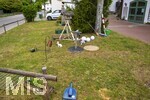 06.05.2026, Freinacht-Streiche in Bad Wörishofen (Unterallgäu), am Maibaum am Guggerhaus haben sich etliche Utensilien aus der ganzen Nachbarschaft versammelt, den unbekannte in der Freinacht verzogen haben. Eine süddeutsche Tradition in der Nacht vom 30.4. auf 1.Mai, Jugendliche treiben Schabernack und verstecken Gegenstände. Hier sind es Besen, Giesskanne, Strassenpfosten, Gartentisch und anderes.