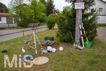 06.05.2026, Freinacht-Streiche in Bad Wörishofen (Unterallgäu), am Maibaum am Guggerhaus haben sich etliche Utensilien aus der ganzen Nachbarschaft versammelt, den unbekannte in der Freinacht verzogen haben. Eine süddeutsche Tradition in der Nacht vom 30.4. auf 1.Mai, Jugendliche treiben Schabernack und verstecken Gegenstände. Hier sind es Besen, Giesskanne, Strassenpfosten, Holzpalette, Hasenfiguren, Vogelhäuschen, Gartentisch und anderes.