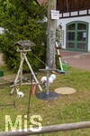 06.05.2026, Freinacht-Streiche in Bad Wörishofen (Unterallgäu), am Maibaum am Guggerhaus haben sich etliche Utensilien aus der ganzen Nachbarschaft versammelt, den unbekannte in der Freinacht verzogen haben. Eine süddeutsche Tradition in der Nacht vom 30.4. auf 1.Mai, Jugendliche treiben Schabernack und verstecken Gegenstände. Hier sind es Besen, Giesskanne, Strassenpfosten, Holzpalette, Hasenfiguren, Vogelhäuschen, Gartentisch und anderes.